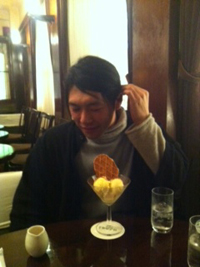 20120216-アイス食べ途中.JPG