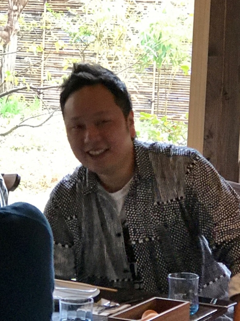 １６