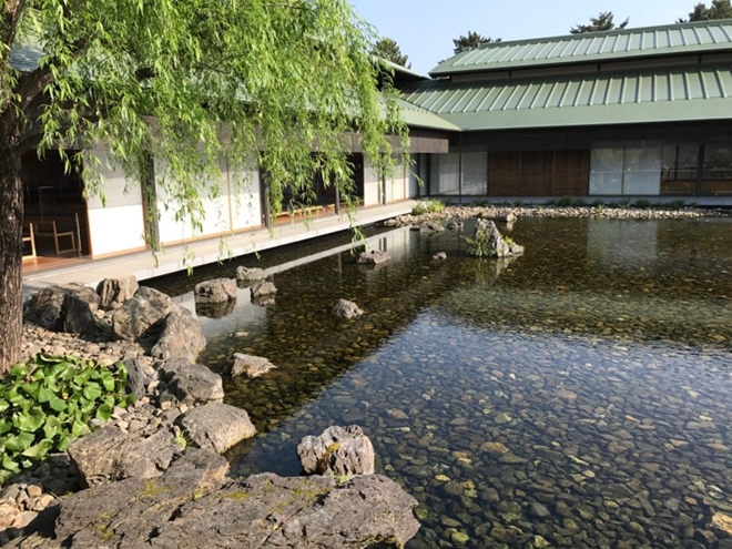 ９