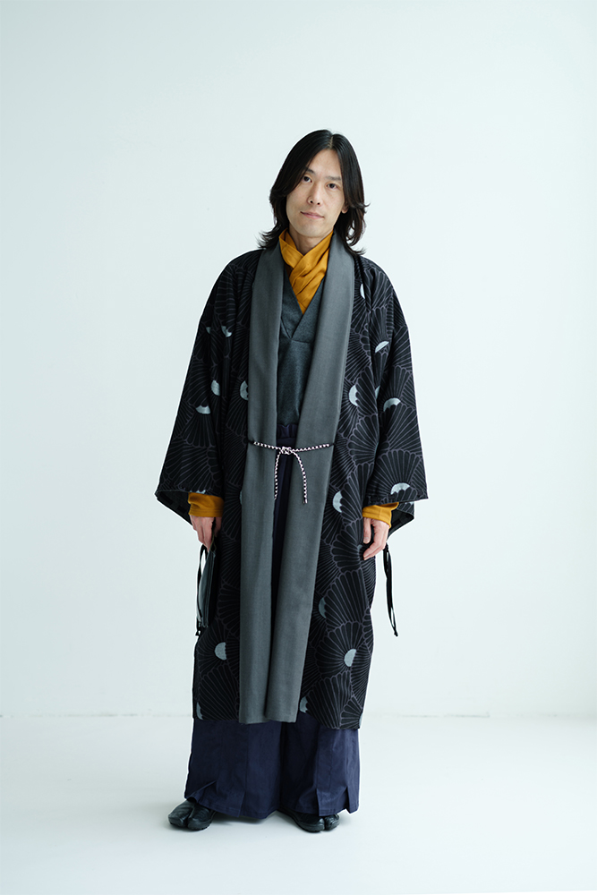 菊扇の羽織と山吹茶が映える、フォーマルスタイル