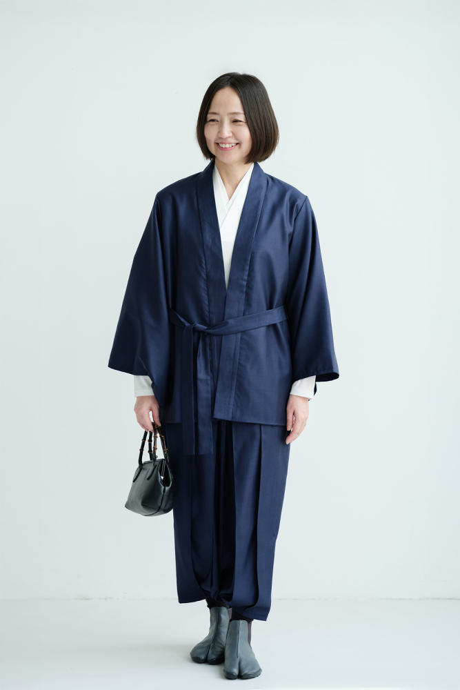 ハレの日に寄り添う、濃紺のセットアップコーデ