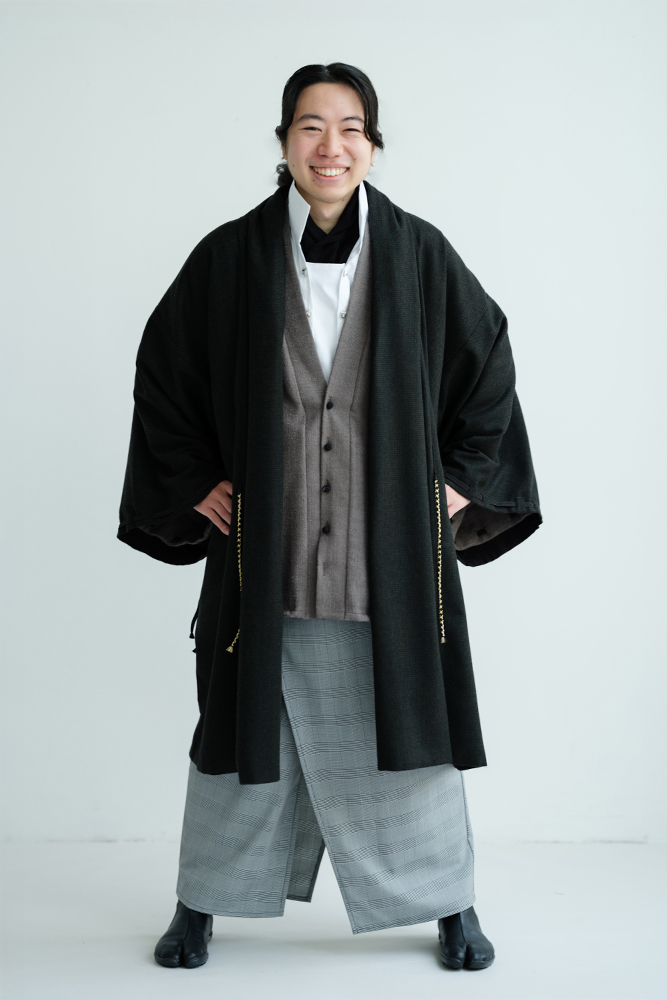 自分らしく迎える、ハレの日のモノトーンコーデ