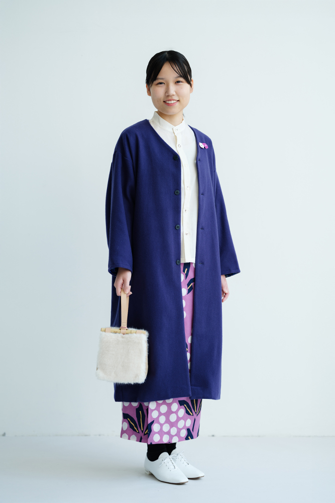 品よくまとまる、テキスタイルデザインを楽しむ装い