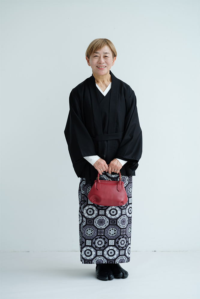 黒の上品さで仕立てる、ハレの日のきちんとコーデ