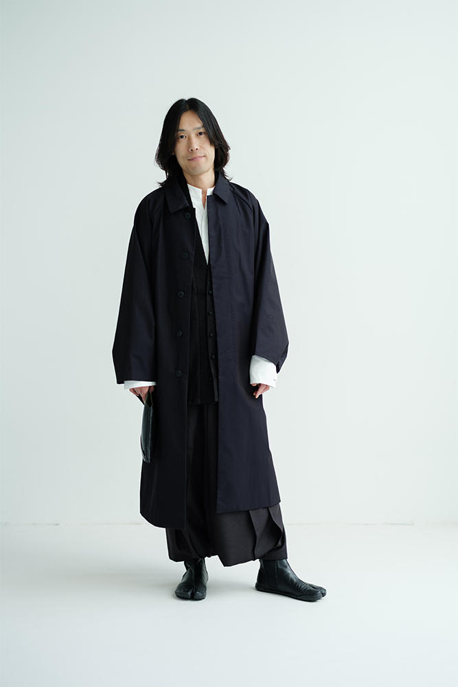 静かに整える、重なりのある装い